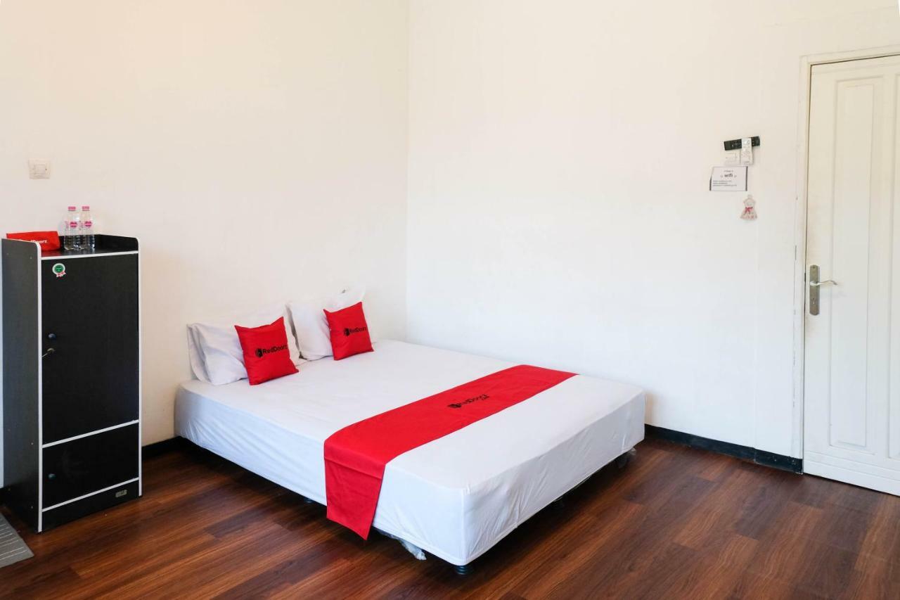 Reddoorz Near Ahmad Yani Airport 3 Hotel Semarang Buitenkant foto