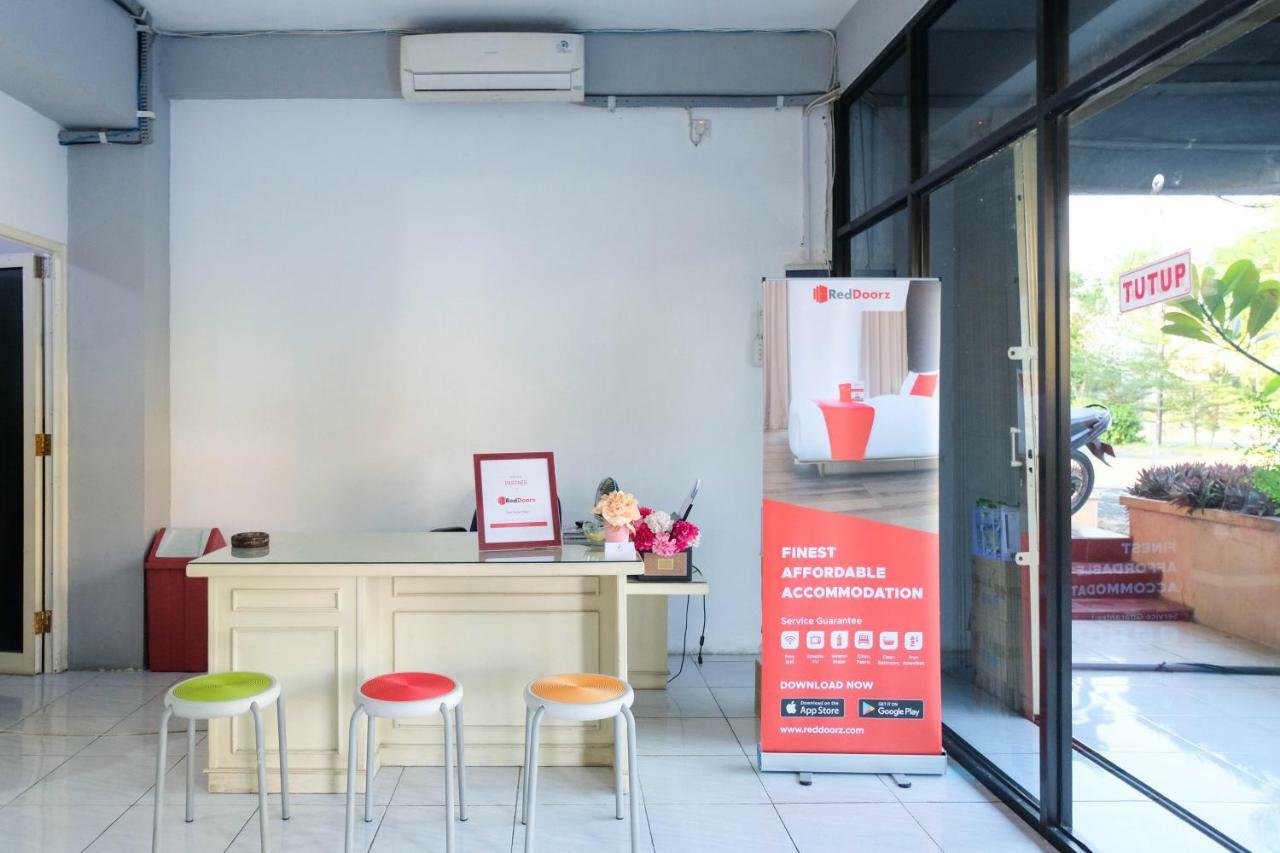 Reddoorz Near Ahmad Yani Airport 3 Hotel Semarang Buitenkant foto