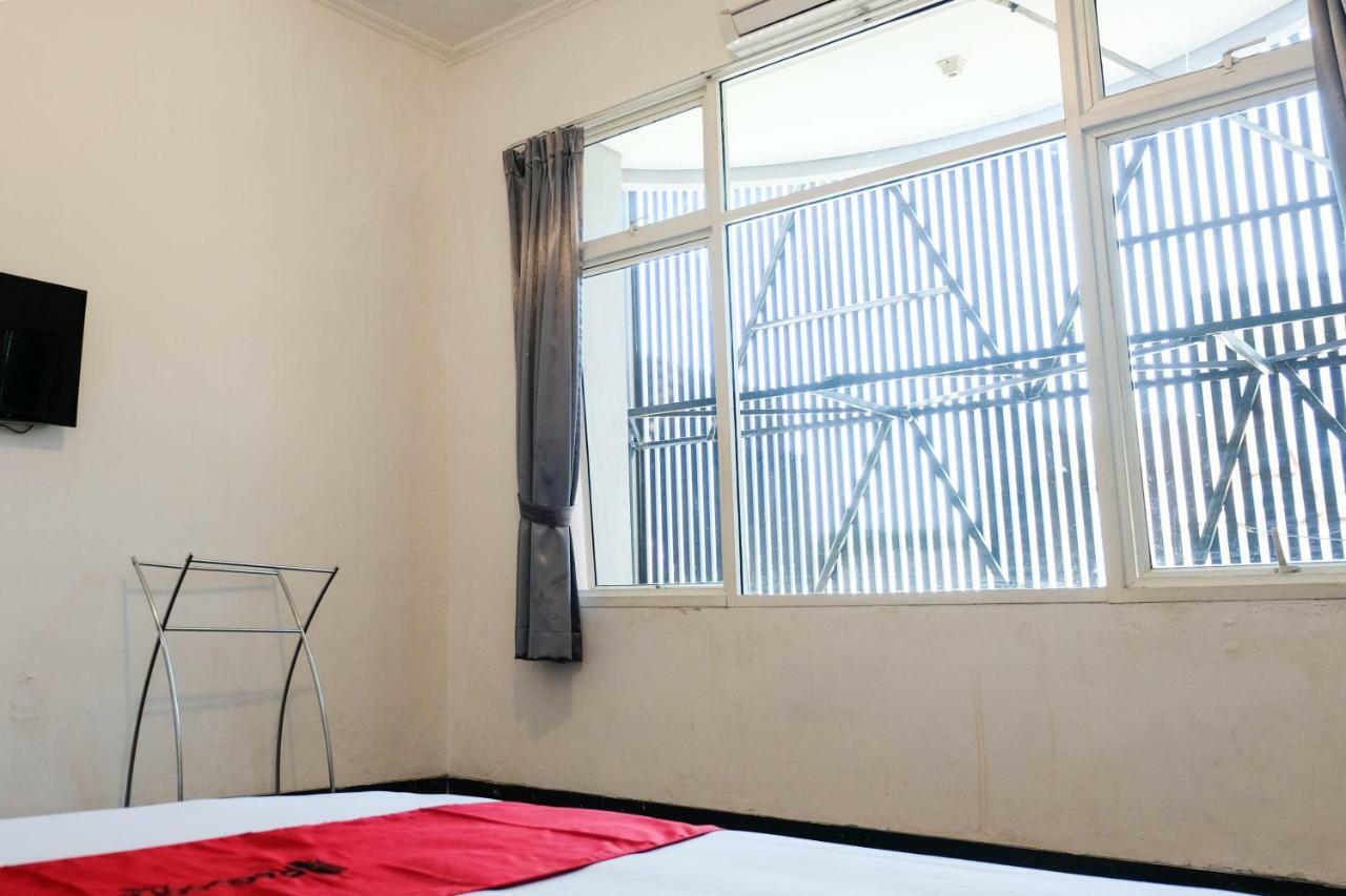 Reddoorz Near Ahmad Yani Airport 3 Hotel Semarang Buitenkant foto