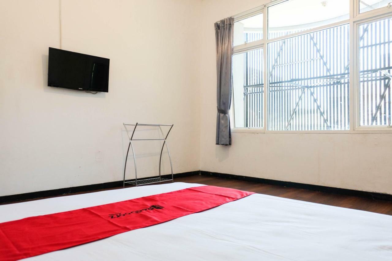Reddoorz Near Ahmad Yani Airport 3 Hotel Semarang Buitenkant foto