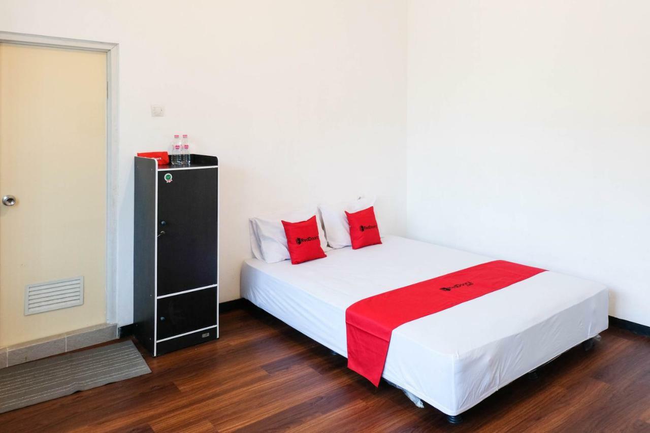 Reddoorz Near Ahmad Yani Airport 3 Hotel Semarang Buitenkant foto